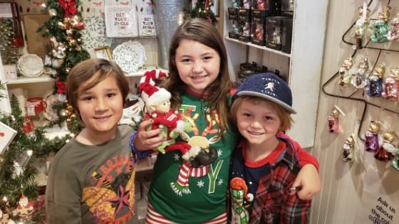 dash-the-elf-apple-farm-gift-shop-christmas-hotmamatravel