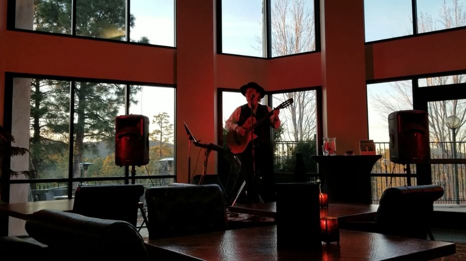 Omar Mondragon de Leon live music on guitar